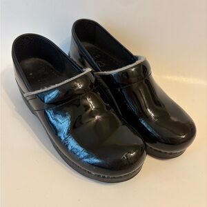 Dansko Patent Leather Clogs Black Size 8.5 EUR39